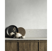 Dekorative Gegenstände auf einer Küchentheke aus Holz und Stein.