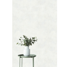 Eukalyptusblätter in weisser Vase auf grünem Beistelltisch