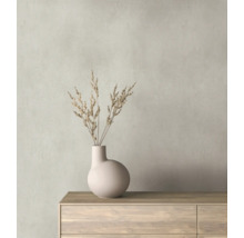 Dekorative Vase mit Trockenblumen auf einer Holzkommode