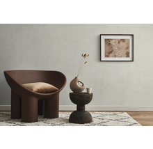 Wohnzimmer mit Sessel, Kissen, Beistelltisch, Dekoration und gerahmtem Bild