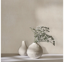 Zwei dekorative Vasen, eine mit Blumenarrangement.