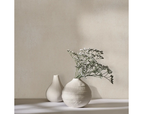 Zwei dekorative Vasen, eine mit Blumenarrangement.