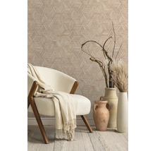 Pièce décorative avec fauteuil, vases et papier peint géométrique