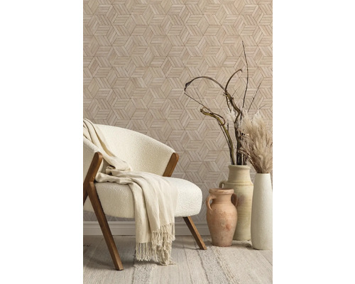 Pièce décorative avec fauteuil, vases et papier peint géométrique