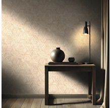 Pièce avec papier peint géométrique, table, lampe et décoration