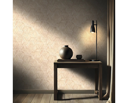 Pièce avec papier peint géométrique, table, lampe et décoration