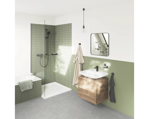 Salle de bains avec douche, meuble sous-lavabo et miroir