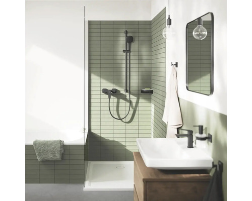 Salle de bains moderne avec douche, lavabo et miroir