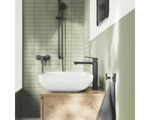 Salle de bain moderne avec vasque à poser, robinet et douche