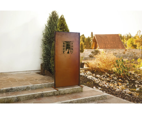 Dekorative Sichtschutzwand mit Katzendesign im Gartenbereich.