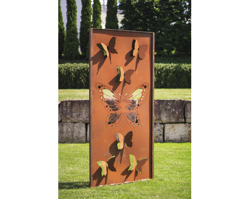 Dekorative Gartenelemente mit Schmetterlingsmuster aus Metall im Aussenbereich