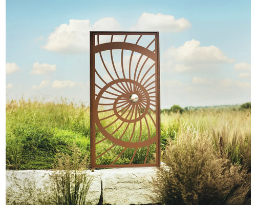 Dekorative Garten-Sichtschutzwand mit Spiralmuster im Aussenbereich