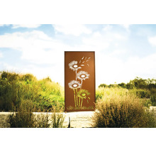 Écran de jardin décoratif en métal avec motif floral devant un paysage naturel