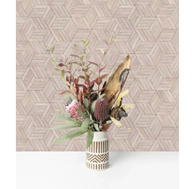 Blumenarrangement in einer Vase mit geometrischem Muster