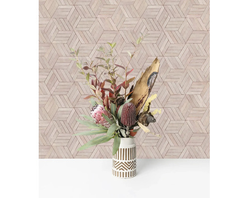 Blumenarrangement in einer Vase mit geometrischem Muster