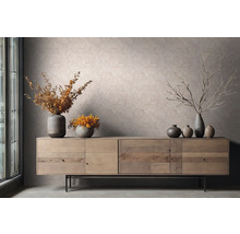 Wandfliesen mit geometrischem Muster über Sideboard mit Vasen und Blumen