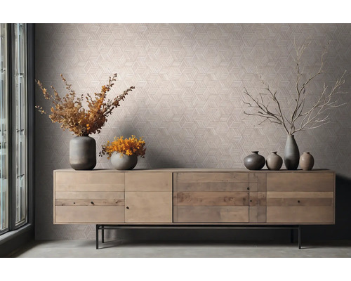 Wandfliesen mit geometrischem Muster über Sideboard mit Vasen und Blumen