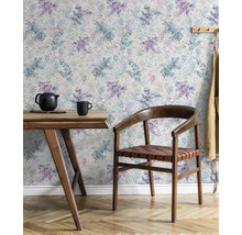Pièce lumineuse avec table, chaise et papier peint floral
