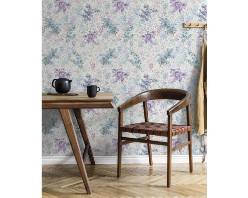Pièce lumineuse avec table, chaise et papier peint floral