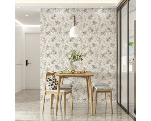 Coin repas lumineux avec table en bois, chaise et banc devant un papier peint à motifs.