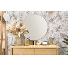 Coiffeuse décorative avec miroir rond, bouquet et accessoires de maquillage