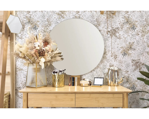 Coiffeuse décorative avec miroir rond, bouquet et accessoires de maquillage