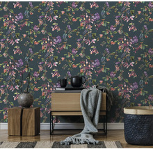 Aménagement intérieur avec papier peint à fleurs, commode, décoration et tapis