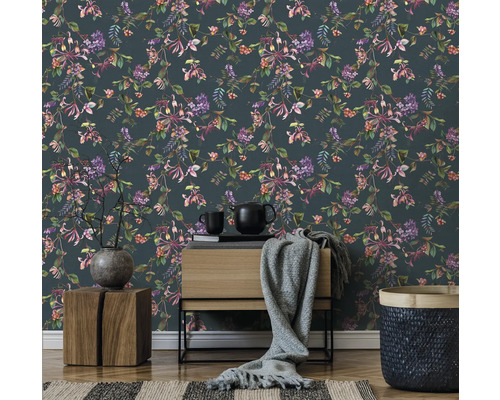 Aménagement intérieur avec papier peint à fleurs, commode, décoration et tapis