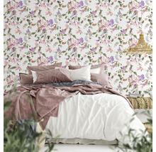 Chambre avec lit et papier peint floral