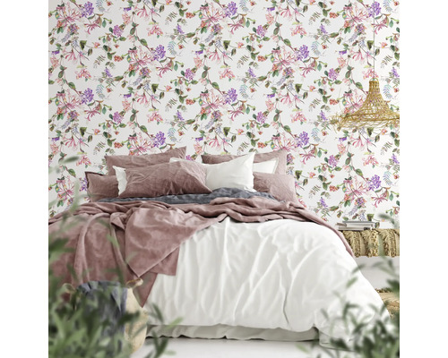 Chambre avec lit et papier peint floral