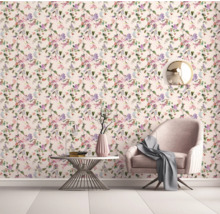 Salon décoratif avec papier peint floral, fauteuil et table d''appoint.