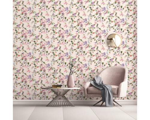 Salon décoratif avec papier peint floral, fauteuil et table d''appoint.
