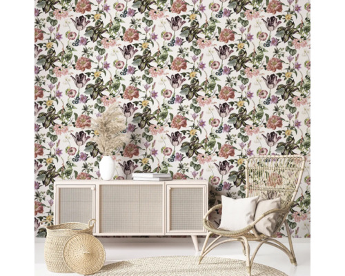 Pièce décorée avec papier peint fleuri, commode, fauteuil en rotin et paniers