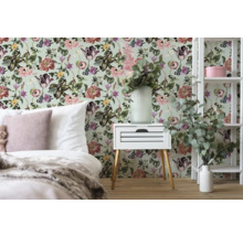 Chambre avec papier peint fleuri, table de chevet et étagère