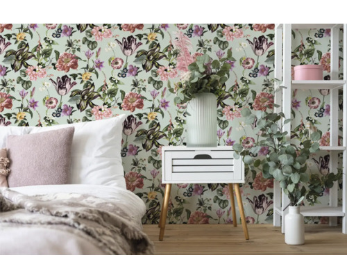 Chambre avec papier peint fleuri, table de chevet et étagère