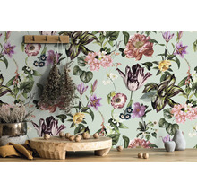 Papier peint décoratif avec motif floral dans une pièce lumineuse