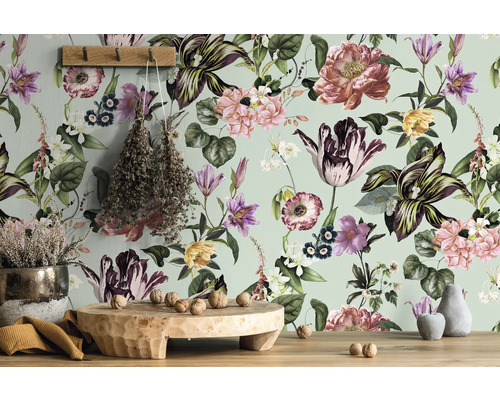 Papier peint décoratif avec motif floral dans une pièce lumineuse