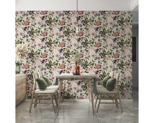 Salle à manger décorative avec papier peint à fleurs, table en bois et chaises.