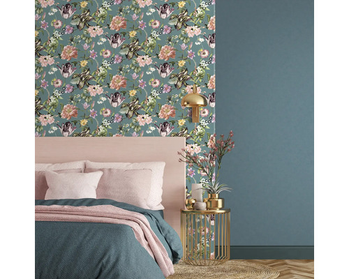 Chambre décorative avec papier peint floral, lit et table d''appoint.