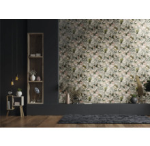 Salon avec papier peint à motifs floraux et parquet