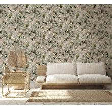 Salon avec papier peint fleuri, canapé et fauteuil en rotin
