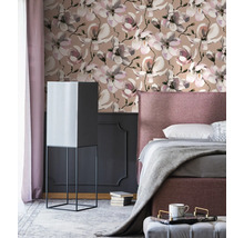 Chambre à coucher avec papier peint à fleurs, lit et lampadaire