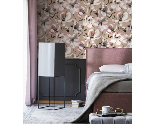 Chambre à coucher avec papier peint à fleurs, lit et lampadaire