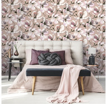 Chambre avec papier peint à motif de magnolia, lit et tables d''appoint.