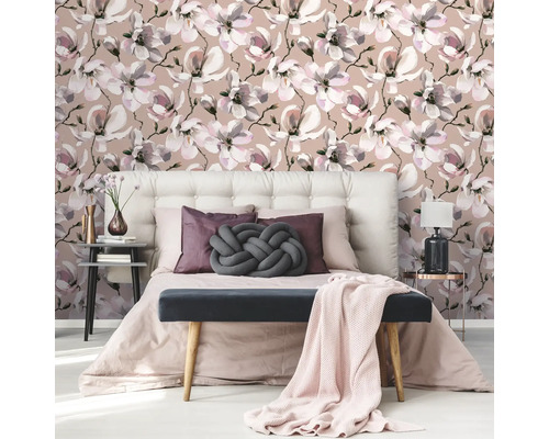 Chambre avec papier peint à motif de magnolia, lit et tables d''appoint.