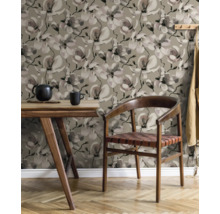 Salon avec table à manger, chaise et papier peint à motifs floraux.