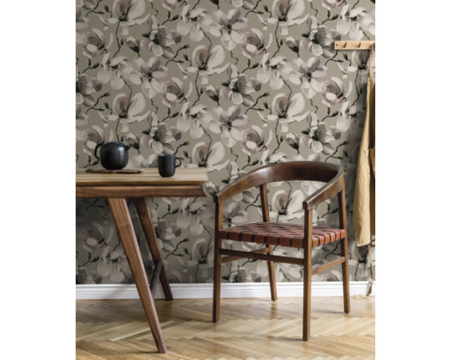 Salon avec table à manger, chaise et papier peint à motifs floraux.