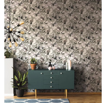 Salon avec papier peint à fleurs, commode et plantes d''intérieur pour un aménagement élégant