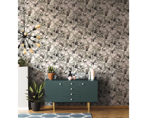 Salon avec papier peint à fleurs, commode et plantes d''intérieur pour un aménagement élégant