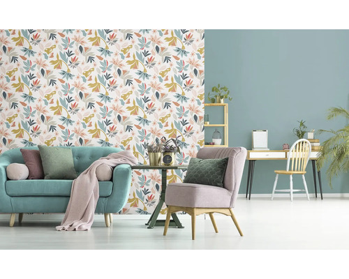 Salon avec canapé, fauteuil, bureau et papier peint floral
